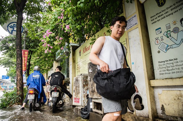 Chùm ảnh: Mưa lớn khiến nhiều tuyến phố của Hà Nội ngập sâu trong nước - Ảnh 8